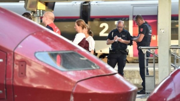 原定從荷蘭阿姆斯特丹前往巴黎的高速列車（Thalys）發生槍擊，兇手持AK-47突擊步槍，造成3人受傷。（圖片擷取自BBC）