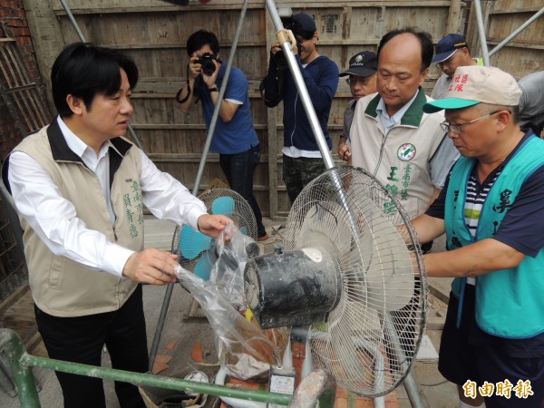 賴清德在一處工地發現工人留下的塑膠袋成了積水容器，所幸沒有發現孑孓，否則將遭停工處分。（記者蔡文居攝）