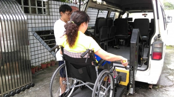 關懷愛滋病友，扶輪社成員到台灣關愛之家協會屏東院區捐贈家電設備，並體驗身障者處境。（關愛之家協會提供）
