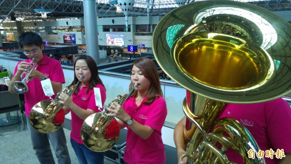 國立台灣交響樂團為慶祝７０歲生日，特別選在桃園機場別開生面的快閃演出為一系列的慶祝活動展開序幕。（記者姚介修攝）