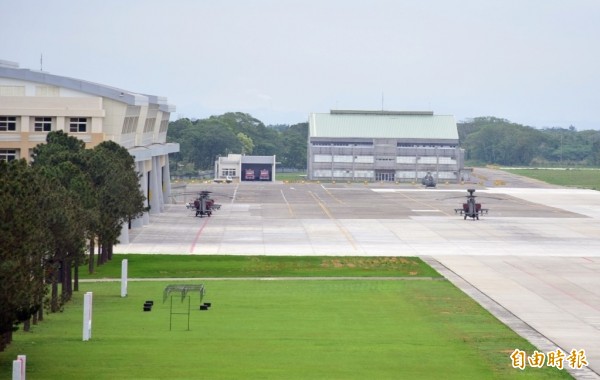 位於桃園市龍潭區的601旅營區，圖為停機坪上的阿帕契戰鬥直升機。（記者李容萍攝）