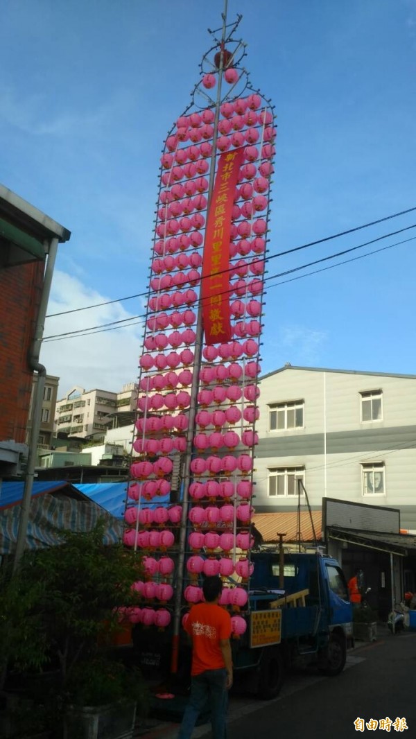 三峽秀川里「放天河」祭典，5層樓高的水燈排豎立在宰樞廟前1天1夜，最後送往焚化爐燒毀，響應環保。（記者張安蕎攝）