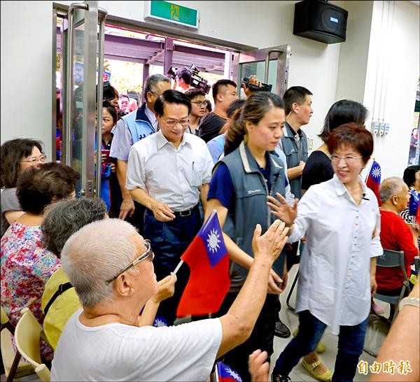 國民黨總統參選人洪秀柱昨日走訪新竹市大鵬新城，才剛踏入會場，就受到大批支持者熱烈歡迎。（記者王駿杰攝）