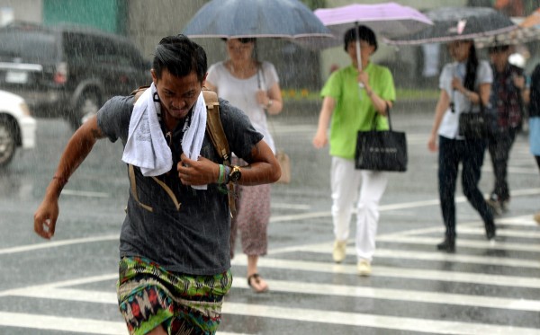 受天鵝颱風外圍環流影響，北部地區出現間歇性雨勢。（記者林正堃攝）