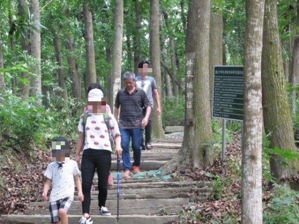 市警三分局為了讓高關懷青少年有家的感覺，日前邀家長、孩子一起出遊，營造家的感覺。（記者王捷翻攝）