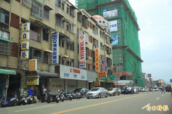 頭份鎮永貞路近民族路路段餐飲店聚集區，有許多民眾為買便當，圖一時方便違停。（記者鄭鴻達攝）