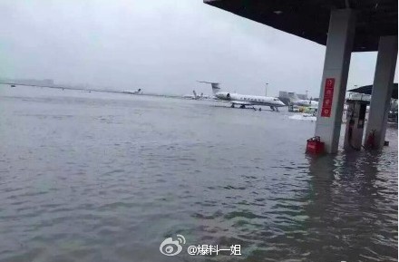 中國上海虹橋機場受大雨影響淹水，停機坪汪洋一片。（圖擷取自微博）