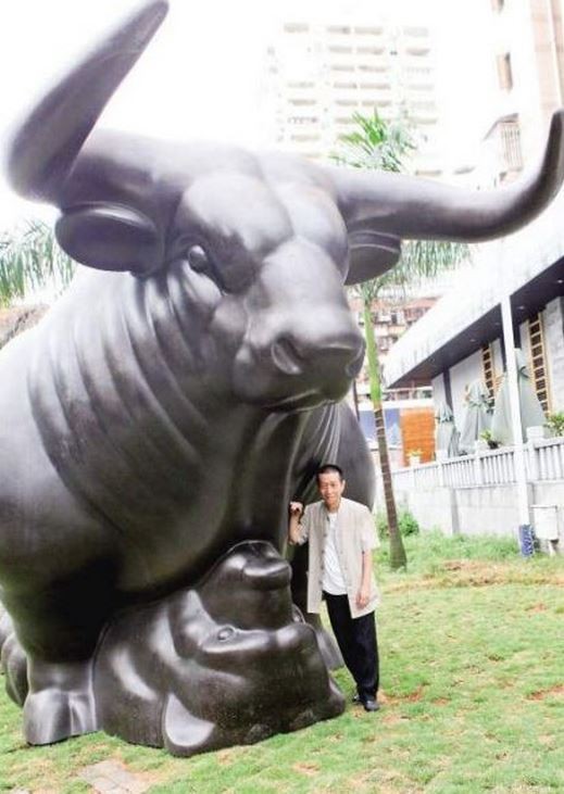 知名收藏家蔡銘超斥資逾5百萬台幣，訂製一座巨大的「牛騎熊」雕像為股市沖喜（圖取自網路）