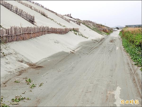 角逐全國十大自行車經典路線的苗栗縣「綠光海風自行車道」，苑裡路段積沙問題多，在地居民盼望相關單位找出治本之道。（記者蔡政珉攝）