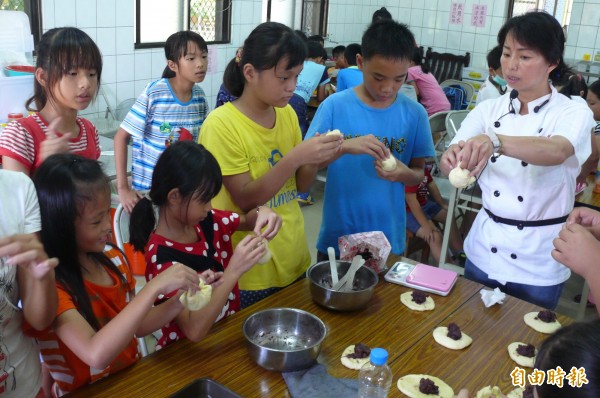 新營土庫國小在暑假開辦烘焙班，小學生學做麵包，多元學習。（記者楊金城攝）