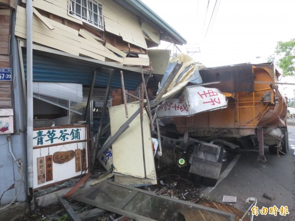 台十六線集集鎮路段一輛砂石車失控，車頭「反折」撞上民宅。（記者劉濱銓攝）