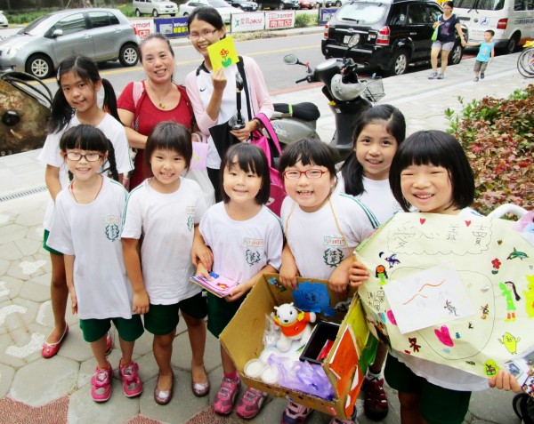 江翠國小學生上街義賣，幫助植物人。（圖由江翠國小提供）