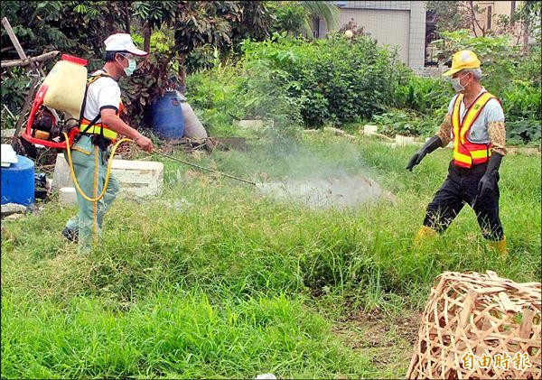 嘉義縣預防爆發登革熱疫情，清潔人員在民雄鄉兒童公園預定地噴灑環境用藥。（記者余雪蘭攝）