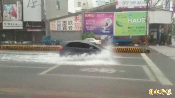 今日凌晨5時許，台南突然下起大雨，北區文賢路與和緯路口一度積水。（記者王捷攝）