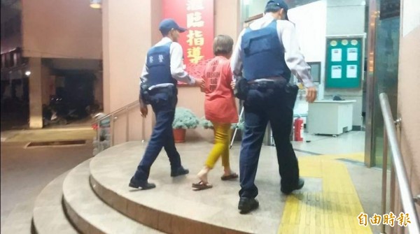 不滿女街友席地行乞就有錢賺，陳姓女清潔工（中）憤搶乞缽和愛心銅板欲交警方，反成女搶嫌。（資料照，記者黃良傑翻攝）