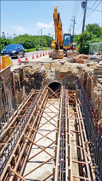 因為路權問題，桃園雨水下水道施工並不容易。（水務局提供）