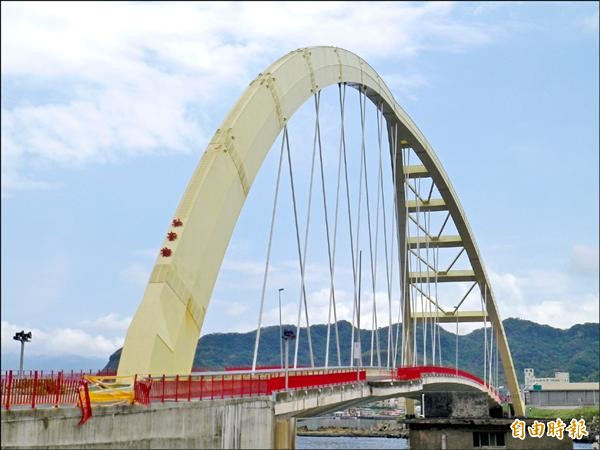 社寮橋是基隆最高最大跨海橋，六月底風光通車，就被發現橋護欄被撞壞。（記者盧賢秀攝）