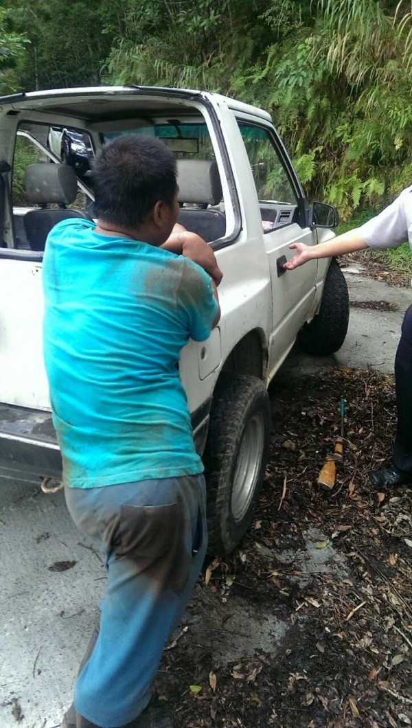 大武警巡山遇無牌吉普車，攔檢揭露盜採不法。（記者陳賢義翻攝）