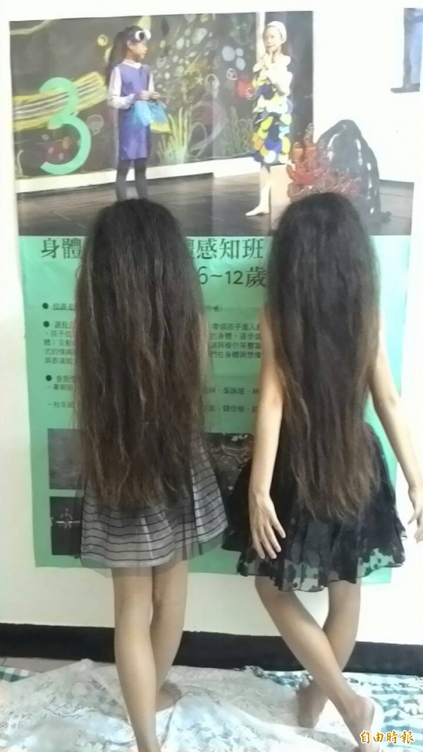 就讀三峽插角國小的姊妹錢佳湲、錢佳榆將留了6年的長髮，一次剪掉捐給癌症患者。（記者張安蕎攝）