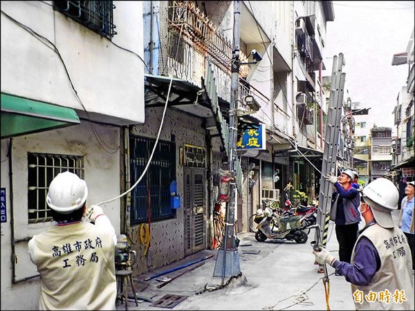 民眾在自家屋前增建遮陽、遮雨棚架，讓巷道變狹小，恐造成消防車及雲梯車無法進入救災。（記者葛祐豪攝）