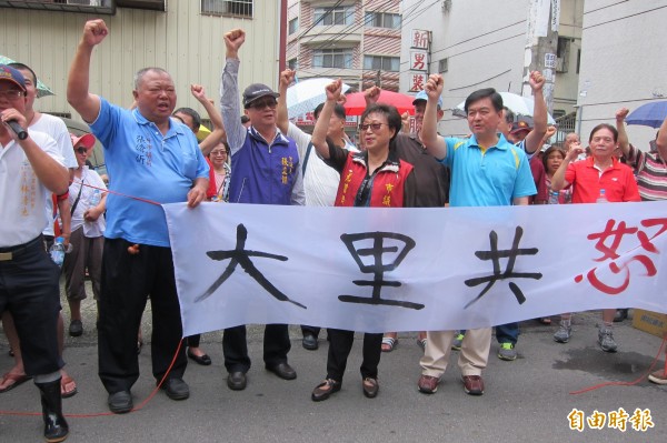 欣林瓦斯整壓站設在住宅密集區，居民集結抗議。（記者何宗翰攝）