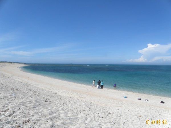 澎湖海灣以藍天碧海白沙聞名，成為世界最美麗海灣組織成員。（記者劉禹慶攝）