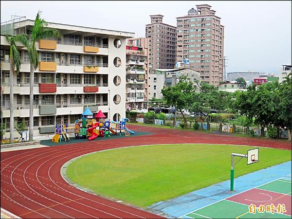 新莊區豐年國小基於校園安全考量，6月起將原本夜間開放時間從9點提前至6點半結束，引發地方反彈，校方昨允諾最快3個月內開放時間延長至晚間8點。（記者郭顏慧攝）