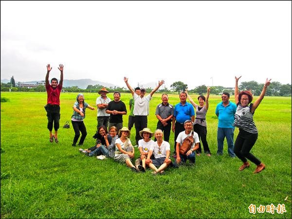當地居民愛極了這片大草原。（記者王秀亭攝）
