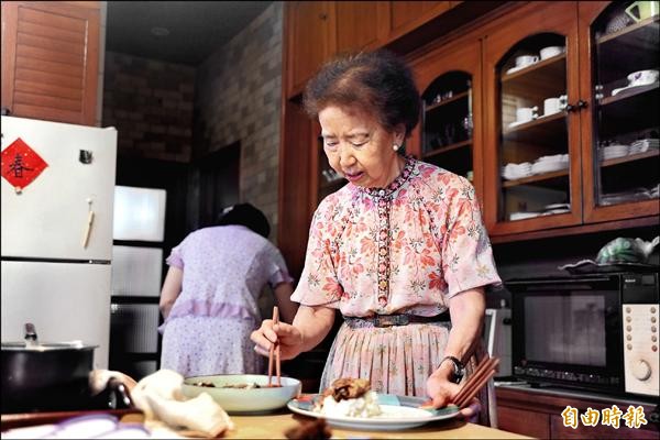 super阿嬤李金娥，以餐飲的藝術創立了「五柳枝文化基金會」，她對吃相當有一套，即使在廚房也能相當優雅。（記者王捷攝）