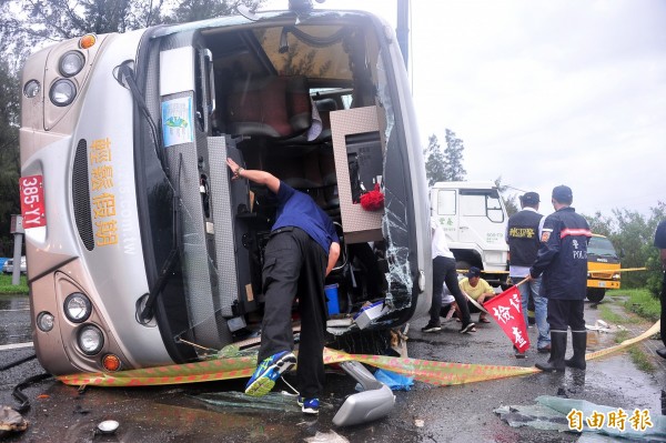 遊覽車在南光路翻覆。（記者蔡宗憲攝）