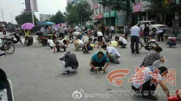 中國陝西省昨天發生近百民眾佔據馬路狂搶「硫磺粉」的瞎事。（圖擷自《華商網》）