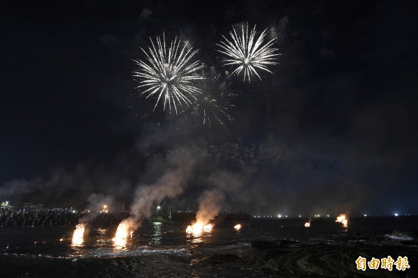 雞籠中元祭放水燈儀式在望海巷港邊舉行，現場並施放煙火向好兄弟致意。（記者陳志曲攝）