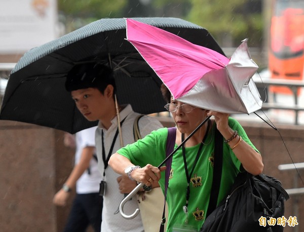 受到低壓帶影響，今天（27日）全台各地還是有短暫陣雨或雷雨。（資料照 記者廖振輝攝）