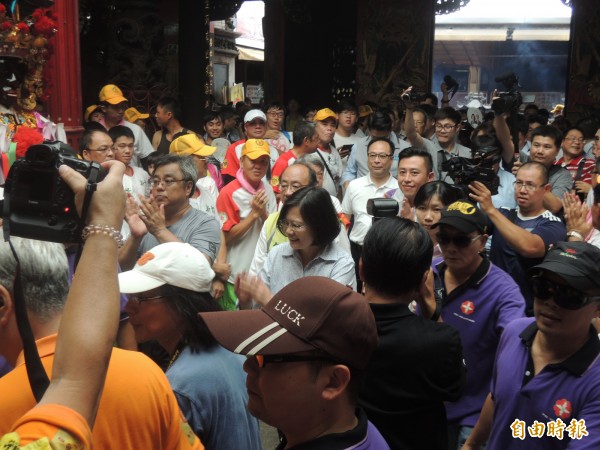 民進黨總統參選人蔡英文參加新竹市都城隍廟中元祭典奉旨遶境活動，受到民眾熱烈歡迎。（記者洪美秀攝）