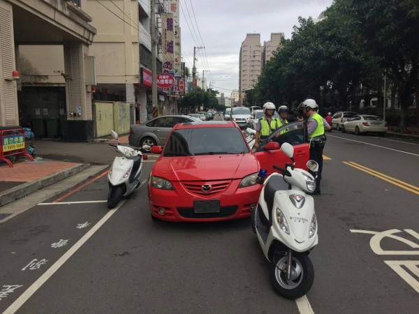 紅色自小客未懸掛牌照行經逢甲商圈時遇警攔查逃竄，警拔槍遏止才停車。（記者許國楨翻攝）