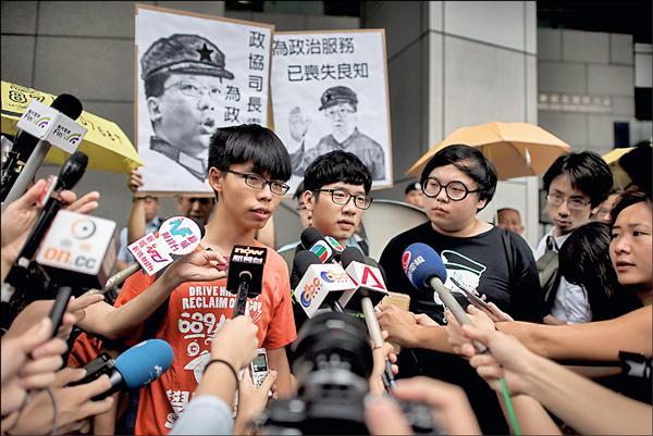 香港「學民思潮」召集人黃之鋒（左一）、香港專上學生聯會（學聯）秘書長羅冠聰（左二）、前秘書長周永康等人，均被起訴。（法新社）