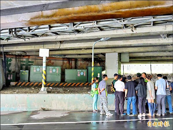 浮洲橋下防汛道路地處低窪，台電設置變電箱，每逢下雨必淹水，造成附近淹水停電。（記者賴筱桐攝）