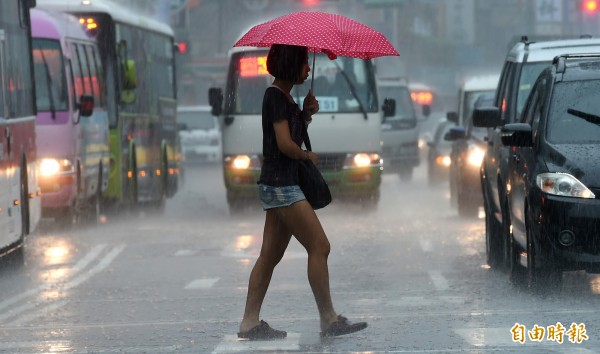 今天（28日）全台受到西南氣流影響，各地天氣不穩，需注意局部大雨或豪雨。（資料照 記者張嘉明攝）