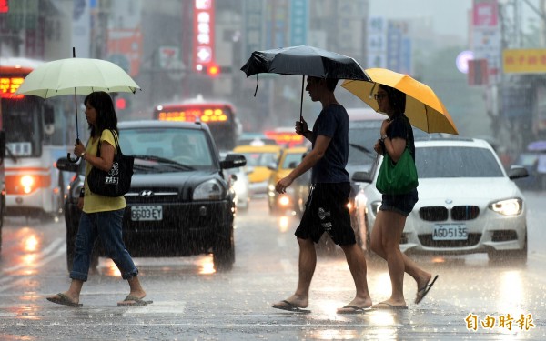 北市、新北市28日下午下起滂沱大雨。（資料照，記者張嘉明攝）