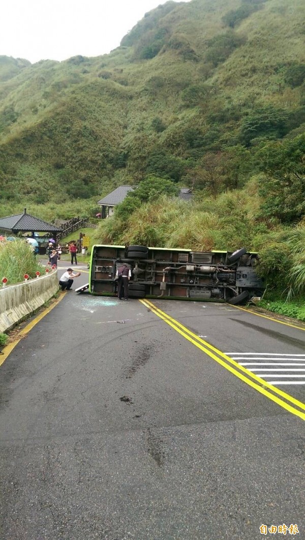 108公車翻車現場。（記者陳恩惠攝）