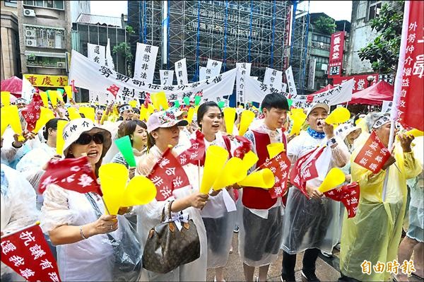 外勞仲介權益自救會28日到勞動部外抗議，表達勞動部對高薪的外勞束手無策，確處罰合法的仲介公司。（記者王藝菘攝）