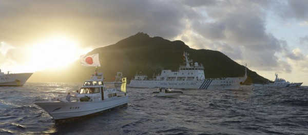 日本設立釣魚台和竹島網站，引來中國和南韓不滿。圖為資料照，2013年中國海監船和日本海上保安廳的船。（路透）