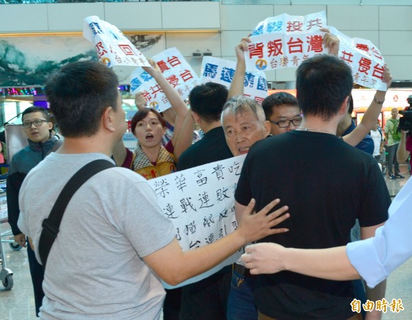 多名台聯青年黨及台灣國成員到機場抗議連戰執意搭機前往中國北京參加93大閱兵，最後遭警方阻擋。（記者姚介修攝）