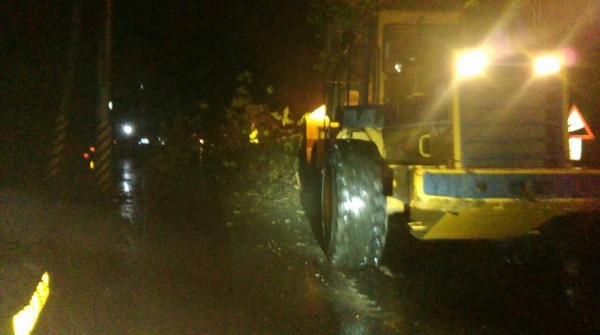 蘇花公路大雨不斷，導致坍方阻斷道路，目前正搶修中。（圖由公路總局南澳工務段提供）