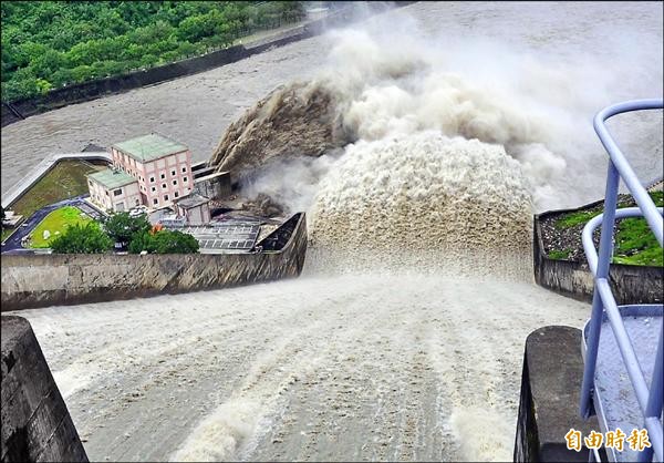 蘇迪勒颱風過境時，石門水庫為維護大壩安全進行今年首度洩洪，圖左為排砂隧道排砂的盛況，北水局澄清排出的是分子細微的砂，不會造成淤積。（記者李容萍攝）