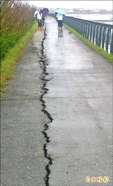 豪雨造成災情，北門潟湖蘆竹溝海堤出現龜裂達一百五十米長。（記者楊金城攝）