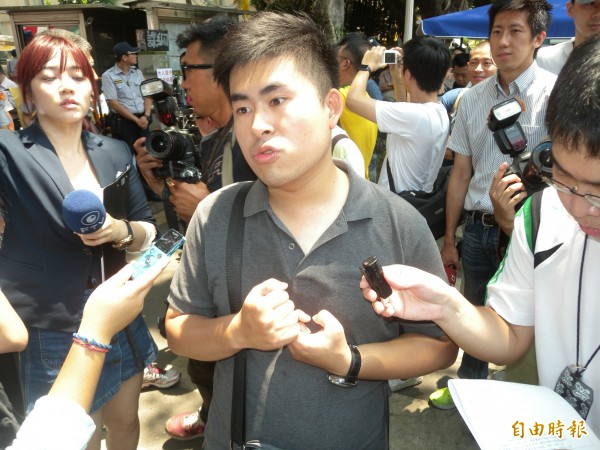 王炳忠昨天前往台南拜會地方人士時怒批賴「欠人電」。（資料照，記者吳亮儀攝）