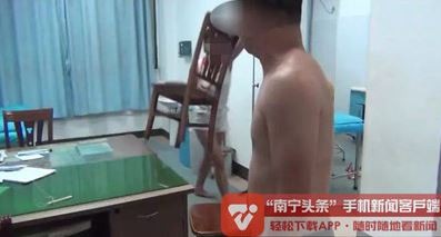 跟到醫院的女友仍未氣消，一度拿起醫院椅子要向男友砸去。（圖擷取自南方網）