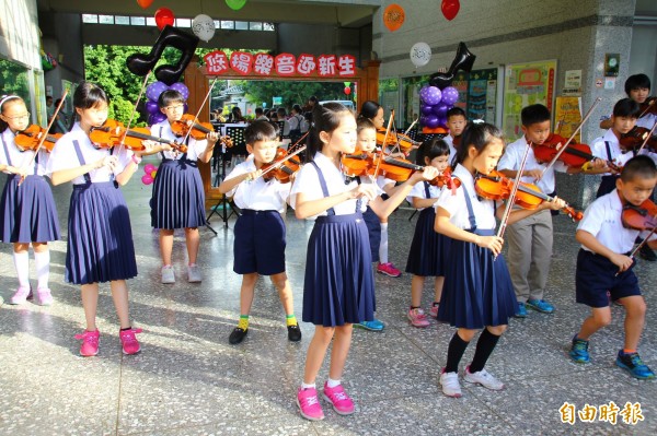 今天開學日，埔里國小特別在校門前安排管弦樂演奏，以悠揚樂音歡迎新生。（記者佟振國攝）