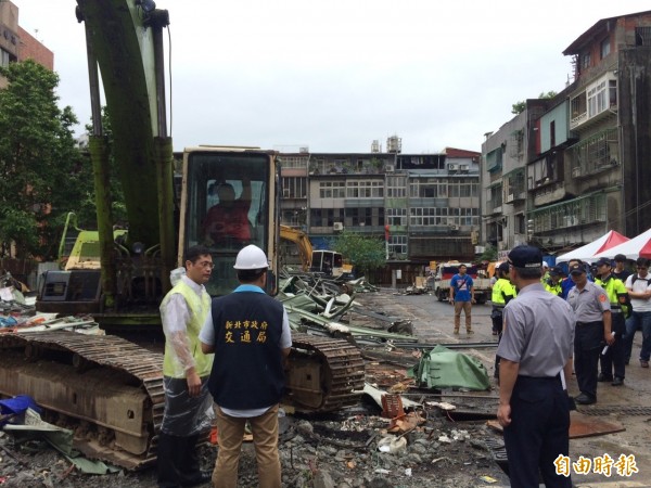 市府清晨動用警力及拆除大隊強制拆除景新臨時公有市場。（記者翁聿煌攝）